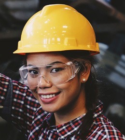 Handywoman wearing PPE
